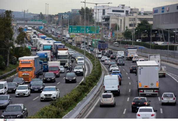 Κίνηση: «Κόκκινος» ο Κηφισός και στα δύο ρεύματα – Καθυστερήσεις 30 λεπτών στην Αττική Οδό
