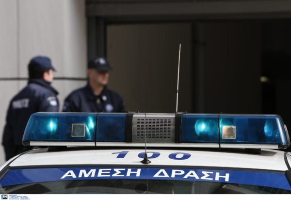 Θεσσαλονίκη: Μόλις είδε τους αστυνομικούς το έβαλε στα πόδια και άφησε μισή… βαλίτσα κλοπιμαία