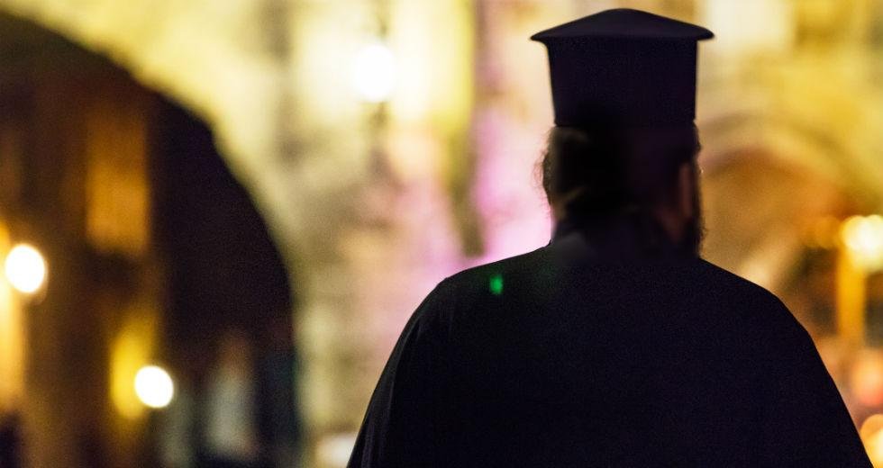 Σοκ στα Τρίκαλα: Ιερέας κατηγορείται για λεκτική και σωματική επίθεση σε περιστατικό ενδοοικογενειακής βίας