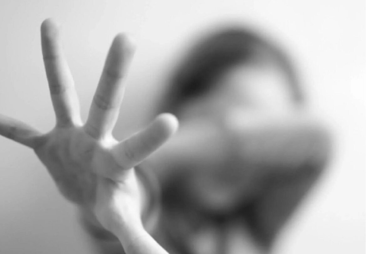 Θεσσαλονίκη: Σοκαριστικό περιστατικό βίας μεταξύ ανηλίκων – 15χρονη επιτίθεται σε 16χρονη ενώ η φίλη της καταγράφει τη σκηνή!