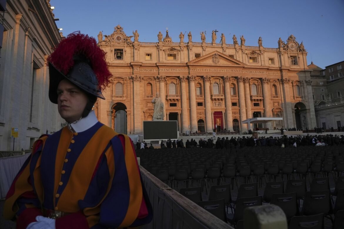 «Η Κηδεία του Πάπα Φραγκίσκου: Μια Τελετή που Ενωσε Βασιλείς και Πρόσφυγες»