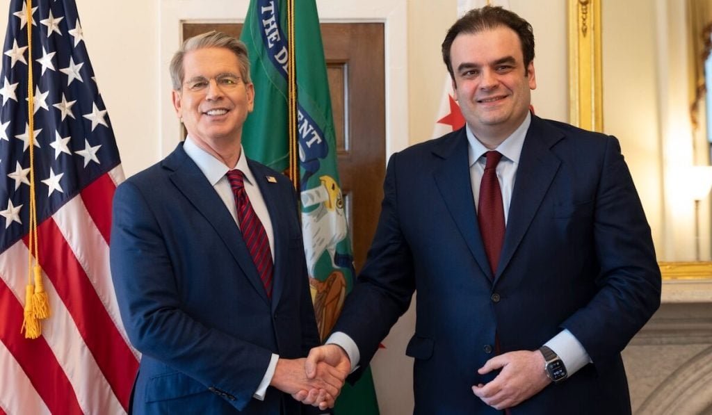 «Πιερρακάκης και Μπέσεντ: Η Ελλάδα στο επίκεντρο των αμερικανικών επενδύσεων»