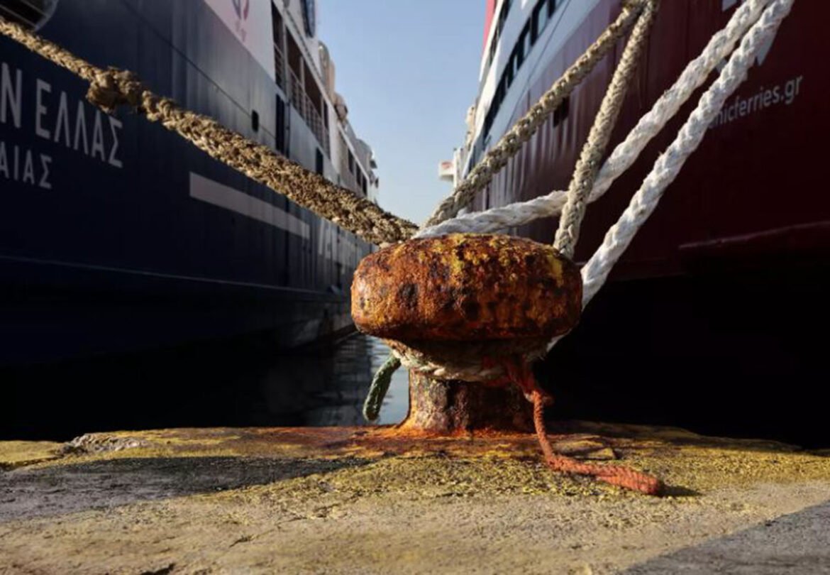 Πρωτομαγιά: Δεμένα τα πλοία στα λιμάνια – Η Ελλάδα σε απεργιακό κλοιό!