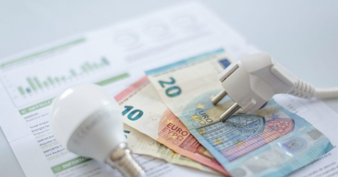 «Μάιος με Μειώσεις: Πώς το ΥΠΕΝ Παρεμβαίνει για Χαμηλότερες Τιμές Ηλεκτρικού Ρεύματος»