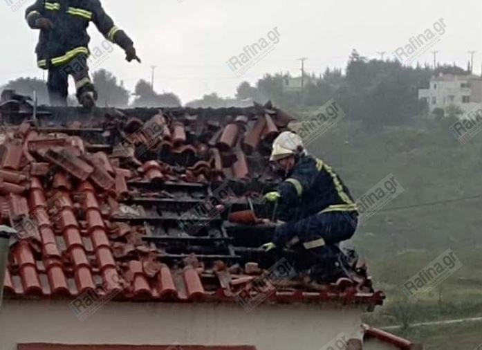 «Συναγερμός στον Βαρνάβα: Κεραυνός προκαλεί φωτιά σε κατοικία – Δείτε τις εντυπωσιακές φωτογραφίες»
