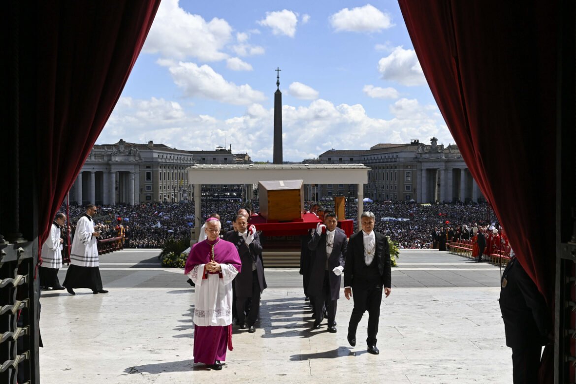 «Αποχαιρετισμός στον Πάπα Φραγκίσκο: Μια ιστορική πομπή με παγκόσμιους ηγέτες και συγκινητικές στιγμές (Εικόνες, Βίντεο)»