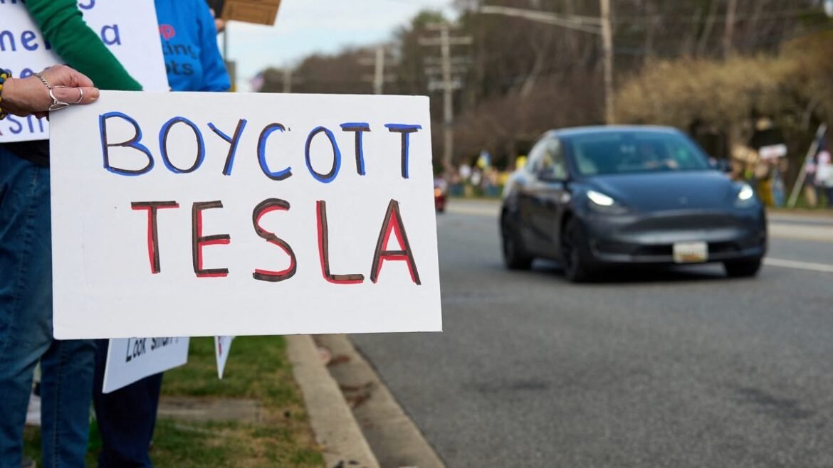 Το κίνημα ‘Tesla Takedown’ στοχεύει τώρα και στο Starlink της SpaceX: Μια νέα πρόκληση για τον Έλον Μασκ!