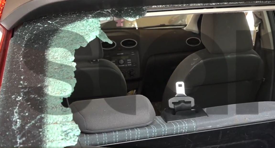 «Σκηνές από ταινία στο Μενίδι: Ληστές με λοστό επιτίθενται σε γυναίκα οδηγό και σπάνε το τζάμι»