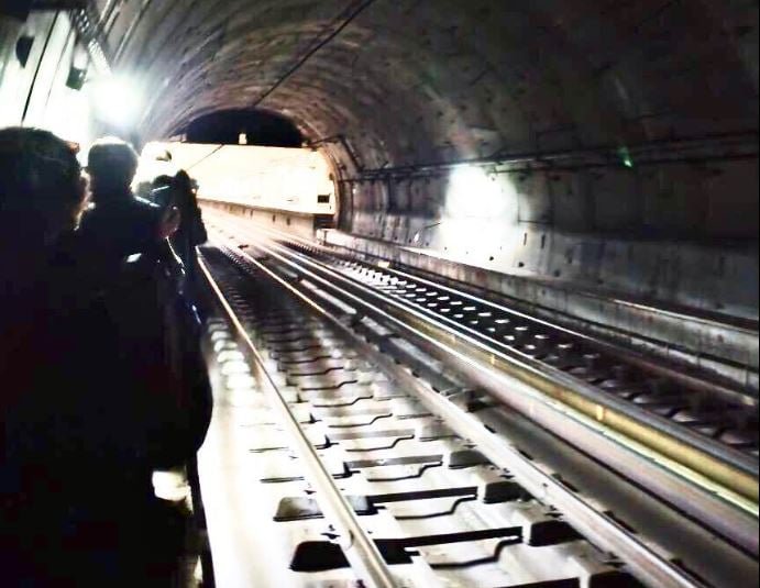«Σοκ στο Μετρό: Επιβάτες περπατούν στη σήραγγα μετά από απόπειρα αυτοκτονίας – Οικογένειες με μικρά παιδιά σε κατάσταση πανικού»