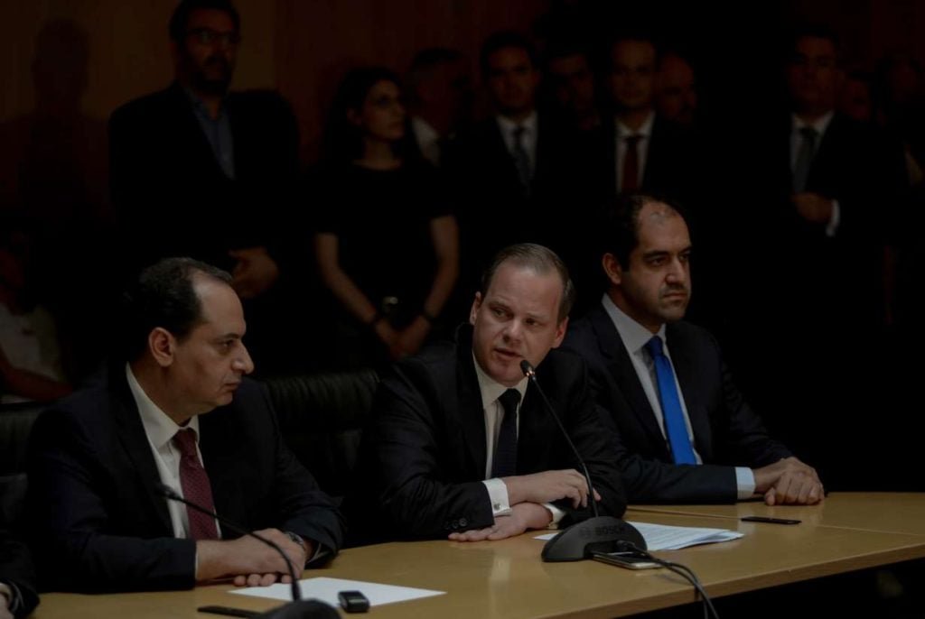 «Στη Βουλή η Δικογραφία για Καραμανλή και Σπίρτζη: Οι Τελευταίες Εξελίξεις από τα Τέμπη»