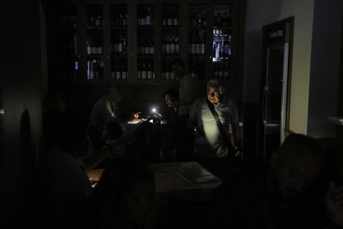 «Σταδιακή Ανάκαμψη: Η Ηλεκτροδότηση Επαναφέρεται στην Πορτογαλία – 750.000 Νοικοκυριά Ξαναβρίσκουν το Ρεύμα Μετά το Μπλακ Άουτ»