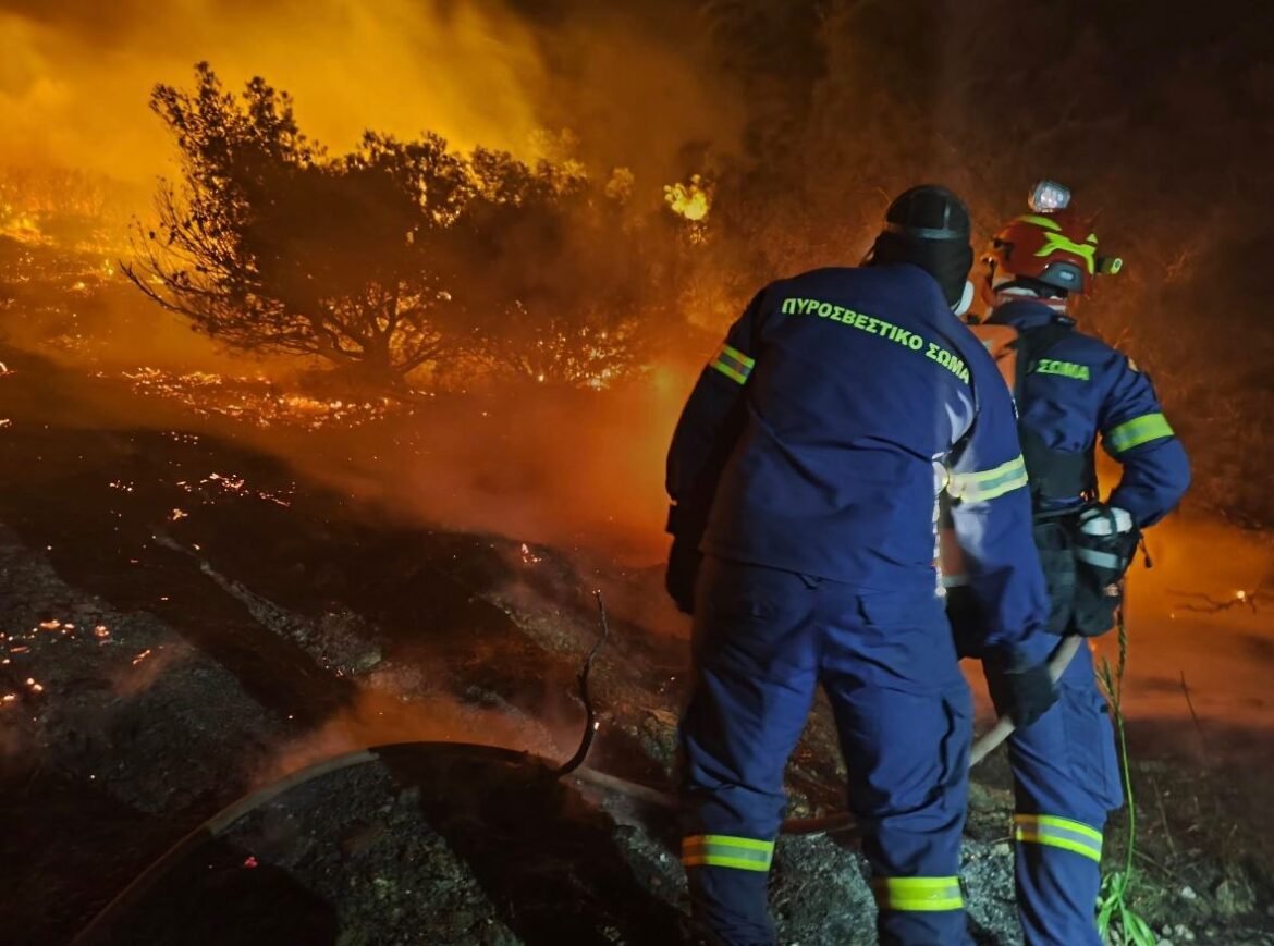 «Κερατέα: Φωτιά χωρίς ενιαίο μέτωπο – Συναγερμός για αναζωπύρωση λόγω ισχυρών ανέμων»
