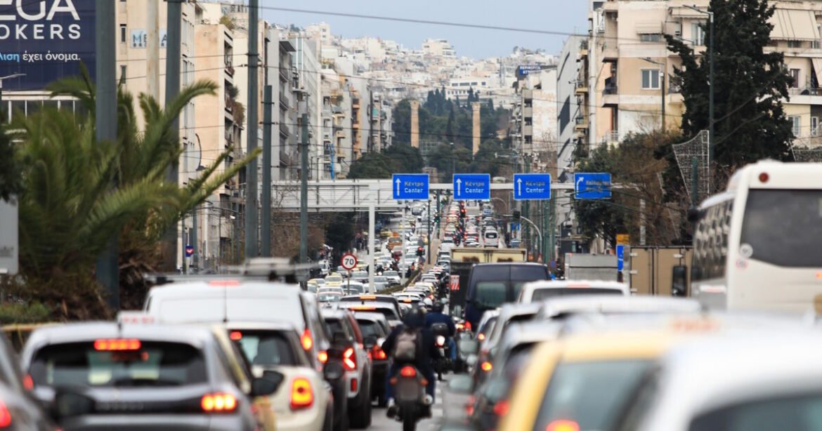 «Χάος στους δρόμους: Ουρές χιλιομέτρων στον Κηφισό και μεγάλες καθυστερήσεις σε Κηφισίας και Αθηνών μετά από τροχαίο»