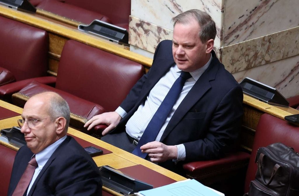 «Καραμανλής: Η Σχέση του με τον Τριαντόπουλο και η Κρίση στα Τέμπη»