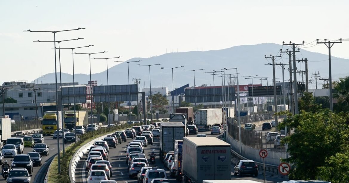 «Κίνηση-φιάσκο: Τροχαίο στην Ιερά Οδό προκαλεί χάος στον Κηφισό και καθυστερήσεις στην Αττική Οδό»