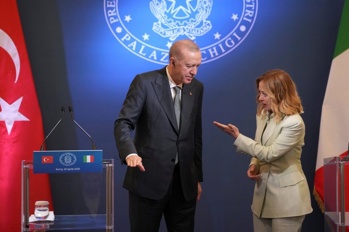 Μελόνι: Νέα προοπτική συνεργασίας με Ερντογάν για τα εξοπλιστικά της ΕΕ