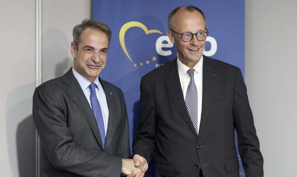 «Μητσοτάκης σε Συναντήσεις Κορυφής: Αποκαλύψεις από το Συνέδριο του ΕΛΚ και η Συζήτηση με τον Μερτς»