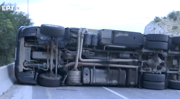 «Λεωφόρος Αθηνών: Χαμός με την ανατροπή νταλίκας – Ο δρόμος πλημμύρισε από οπωροκηπευτικά!»