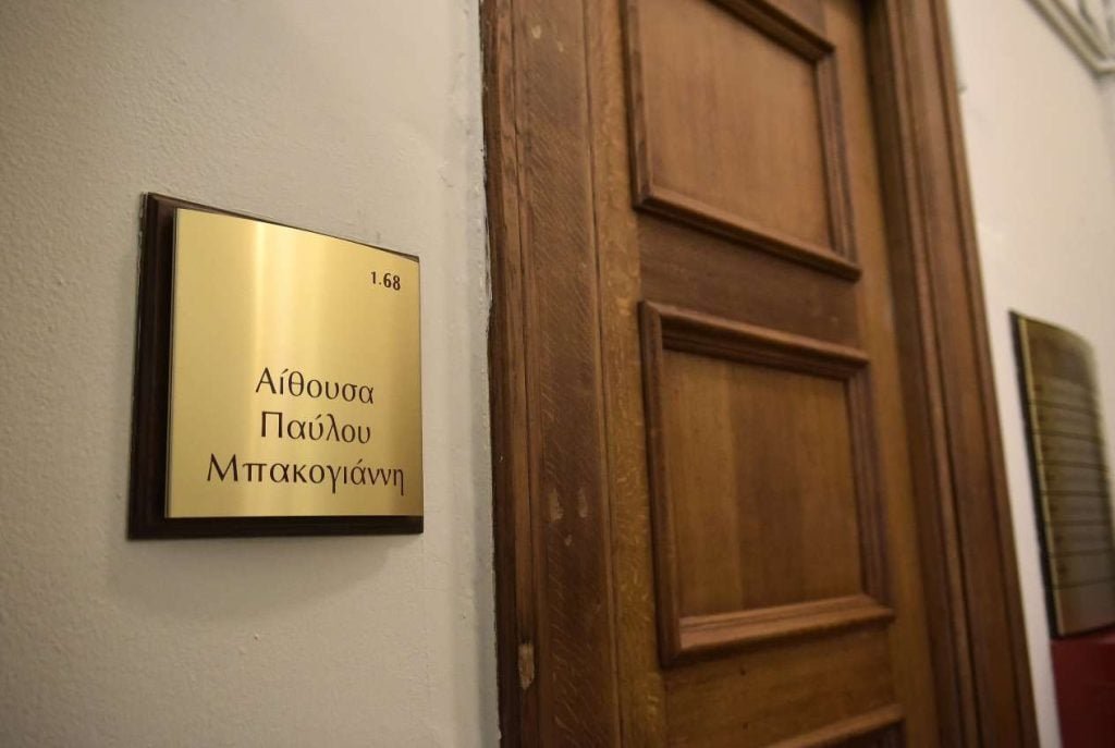 Εξυπνακισμοί στη Βουλή: Βουλευτές επιχείρησαν να φωτογραφίσουν τη δικογραφία για τα Τέμπη