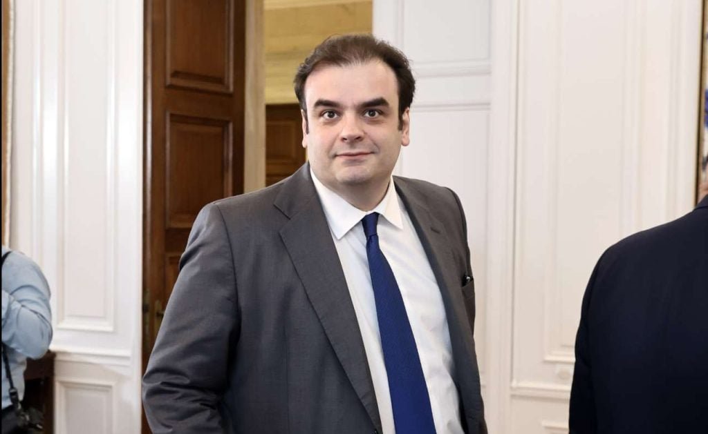 «Πιερρακάκης: Στρατηγική Ανάπτυξης με Γερά Θεμέλια – Η Κατάθεση του Μεσοπρόθεσμου στην Κομισιόν»
