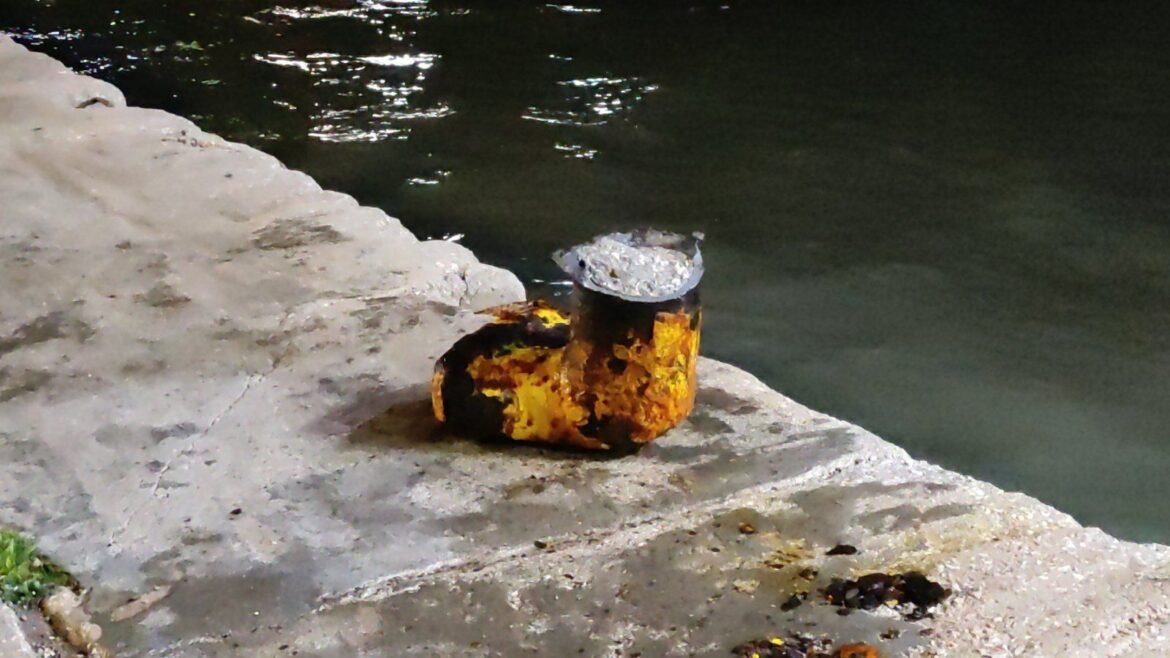 Χίος: Δραματική στιγμή καθώς οι ισχυροί άνεμοι «παρέσυραν» πλοίο – Σπάσιμο κάβων και κοπή σιδερένιας μπίντας – ΦΩΤΟΓΡΑΦΙΕΣ