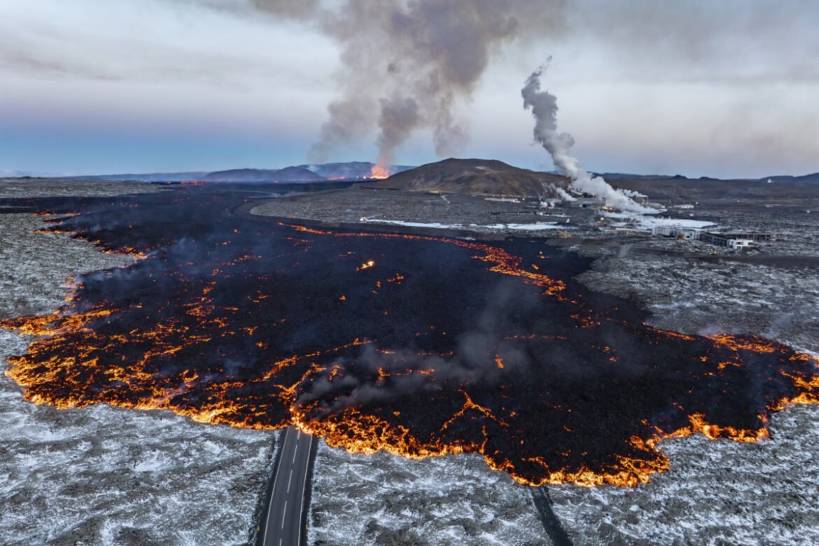 «Ηφαιστειακή Έκρηξη στην Ισλανδία: Απόκοσμες Σκηνές, Εκκένωση Πόλης και η Μαγεία της «Μπλε Λίμνης» (Βίντεο)»