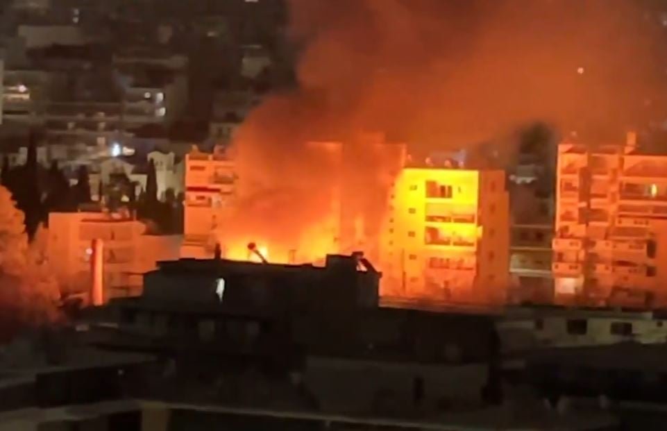 Φωτιά σε εγκαταλελειμμένο εργοστάσιο στα Άνω Πατήσια: Συναγερμός και δραματικές εικόνες από το συμβάν!