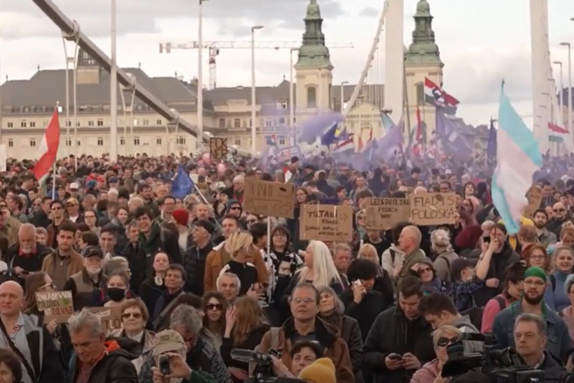 Ουγγαρία: Χιλιάδες πολίτες διαδηλώνουν κατά των απαγορεύσεων Όρμπαν στις Παρελάσεις Υπερηφάνειας!