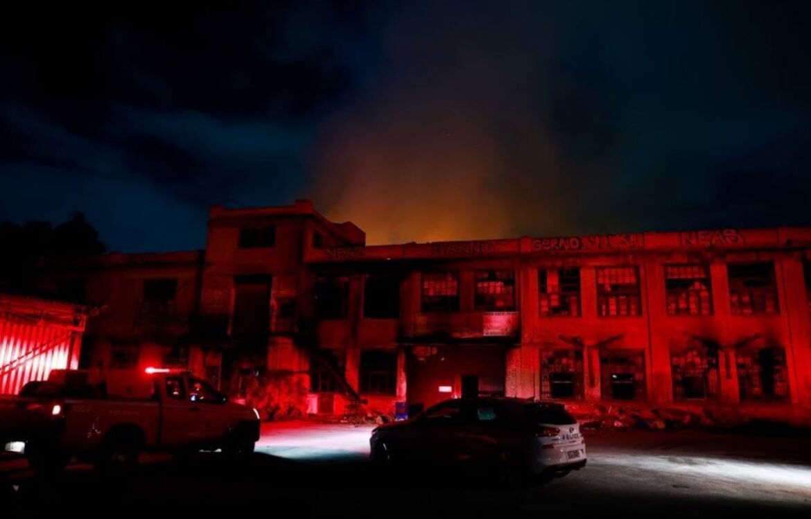 Φωτιά σε εγκαταλελειμμένο εργοστάσιο στα Άνω Πατήσια: Ύφεση της πυρκαγιάς χωρίς κίνδυνο για κατοικίες – Δείτε τις φωτογραφίες!