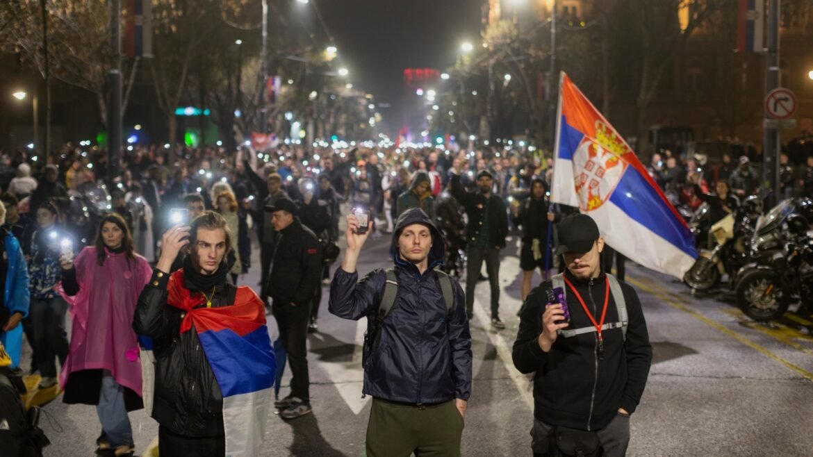 «Μυστηριώδεις ήχοι και ηχητικά όπλα: Η αναταραχή στις διαδηλώσεις της Σερβίας»