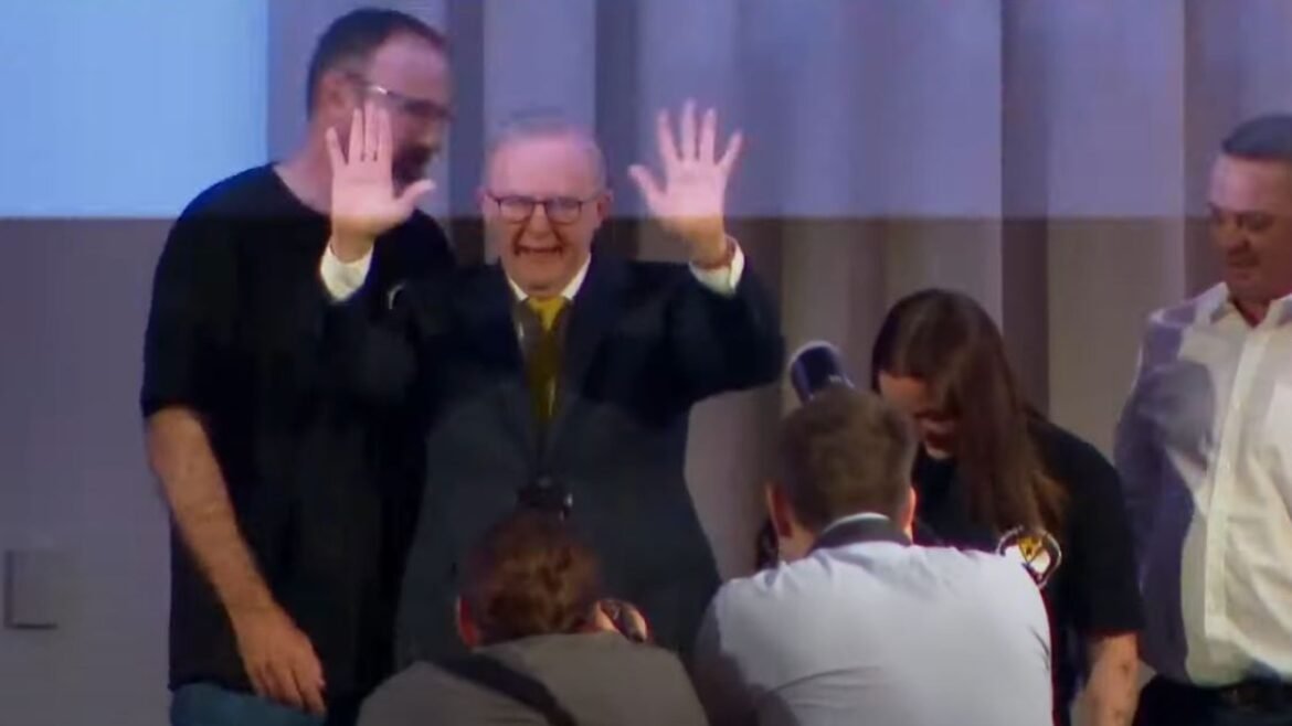 «Ανατροπή στην Αυστραλία: Ο Πρωθυπουργός σε αμήχανη στιγμή – Δείτε το βίντεο!»