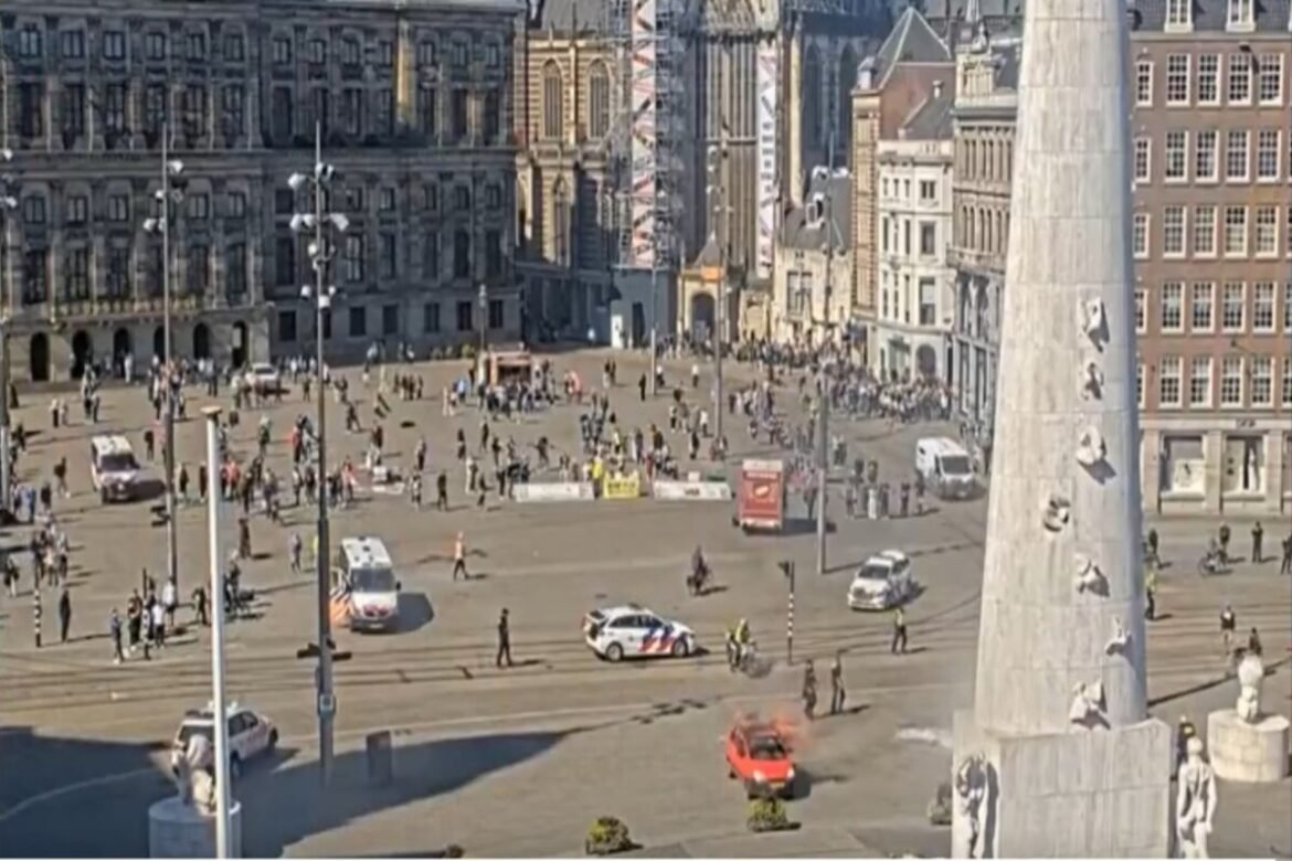 «Συναγερμός στο Άμστερνταμ: Έκρηξη σε αυτοκίνητο προκαλεί φωτιά – Συνελήφθη ο οδηγός (Βίντεο)»