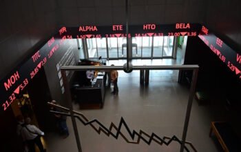 Στο κόκκινο και σήμερα οι ευρωπαϊκές αγορές – Ισχυρή πτώση 2,45% στο Χρηματιστήριο Αθηνών