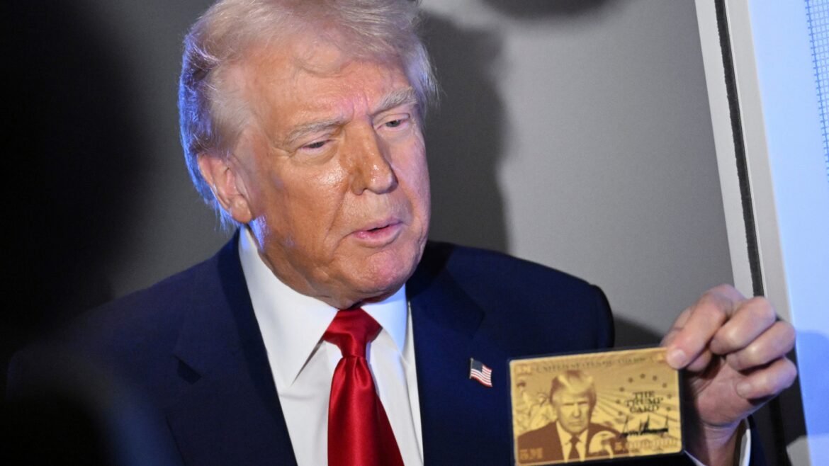 «Η Χρυσή Κάρτα του Τραμπ: Πλούσιοι Μετανάστες και το Πρόσωπό του σε Μια Αμφιλεγόμενη Προσφορά»