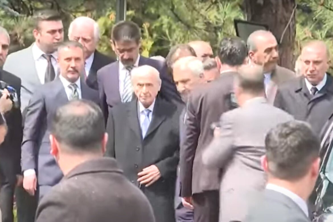 «Επανεμφάνιση Μπαχτσελί στην Τουρκία: Η Ανησυχία και η Καταβολή του σε Βίντεο»