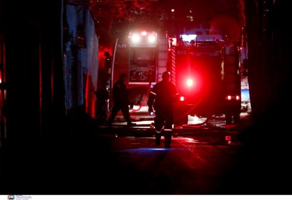 Αιγάλεω: Φωτιά σε διαμέρισμα τριώροφης πολυκατοικίας – Μεγάλη κινητοποίηση της Πυροσβεστικής