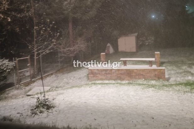 «Ψυχρή Εισβολή: Χιονίζει Πυκνά στη Θεσσαλονίκη – Ανακαλύψτε Ποιες Περιοχές Ντύθηκαν στα Λευκά!»