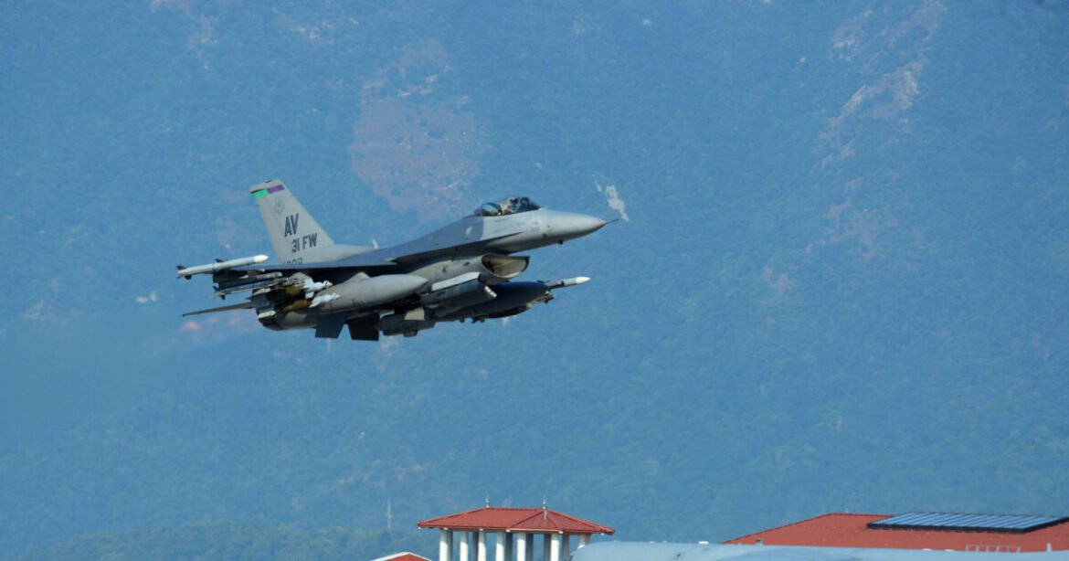 «Παγκόσμιος Πόλεμος Δασμών: Η Βόμβα στον Πληθωρισμό και την Ανάπτυξη που Απειλεί την Ελλάδα»