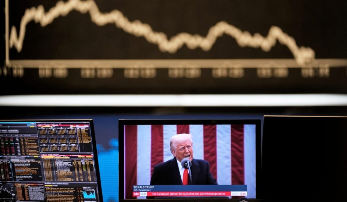 Οι Δασμοί του Τραμπ: Πώς Οδηγούν την Αμερική σε Ήττα και Παρακμή – Μια Εξαιρετική Ανάλυση από το Politico