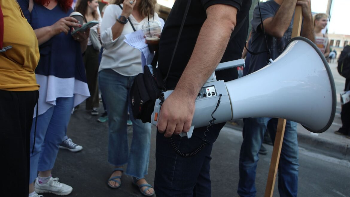 «Απεργιακός Συναγερμός την Τετάρτη: Όλες οι λεπτομέρειες για τη συμμετοχή και τις επιπτώσεις στις Μεταφορές»