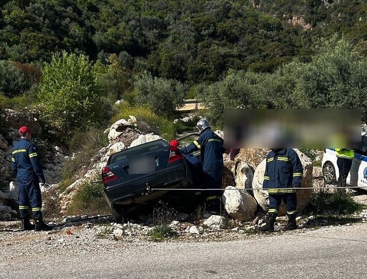 Σοκαριστικό ατύχημα στην Αιτωλοακαρνανία: Όχημα καρφώθηκε σε πέτρες – Στο νοσοκομείο ο οδηγός (ΦΩΤΟ)