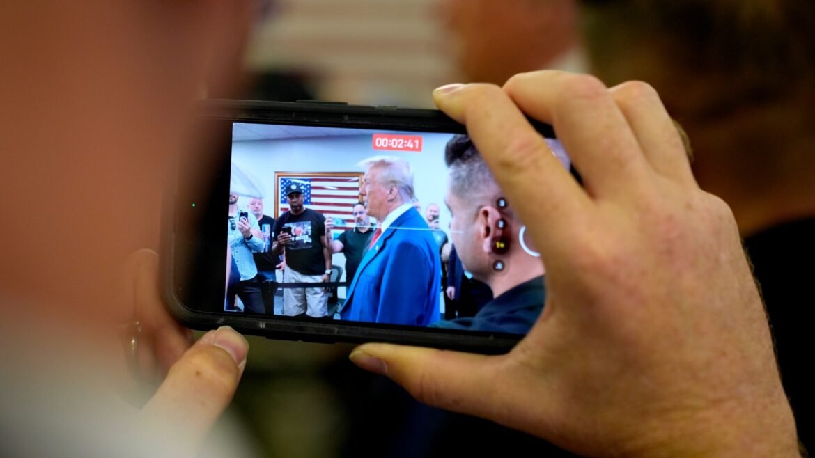 «Apple: Η Στρατηγική Ντρίπλα που Αλλάζει τα Δεδομένα στους Δασμούς Τραμπ για τα iPhones»