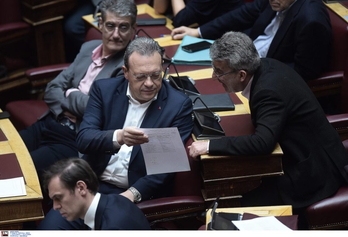 «ΣΥΡΙΖΑ: Αποχώρηση από τη Βουλή και θύελλα αντιδράσεων για το πόρισμα Τριαντόπουλου»