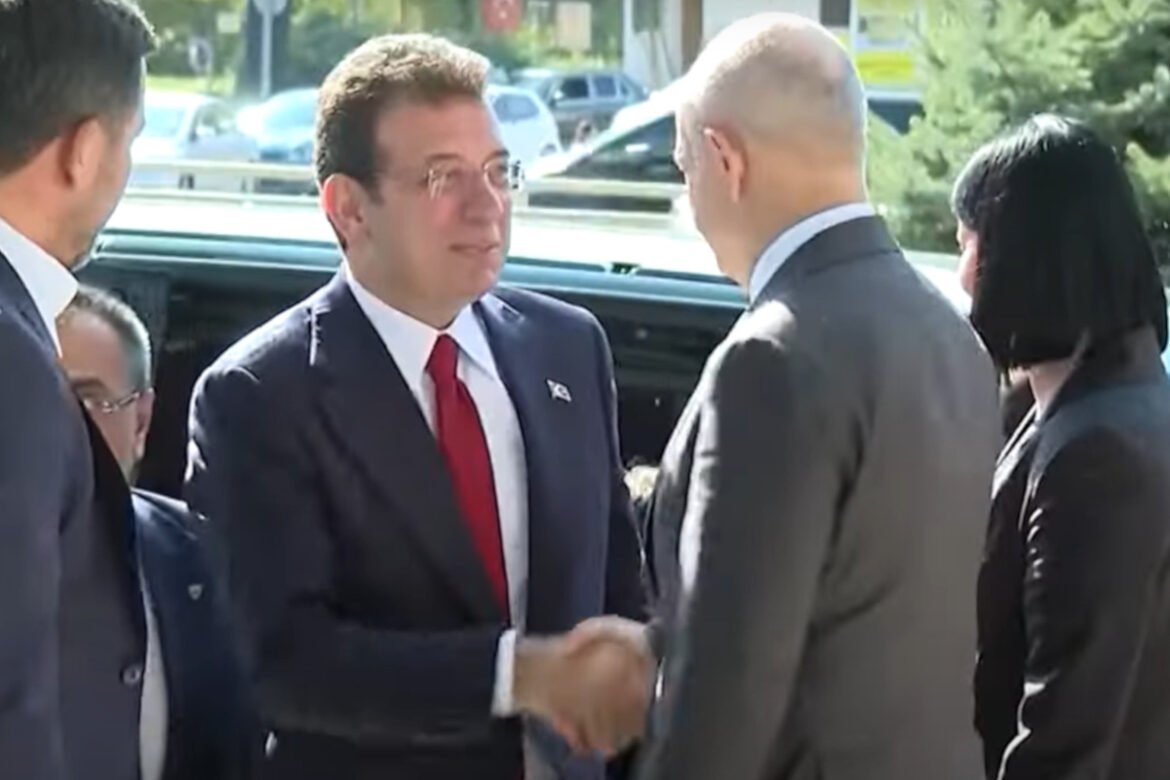 «Ιμάμογλου: Η Σοκαριστική Πρώτη Εμφάνιση Μετά τη Σύλληψη – «Είμαι Φυλακή Γιατί Κέρδισα Τρεις Φορές»»