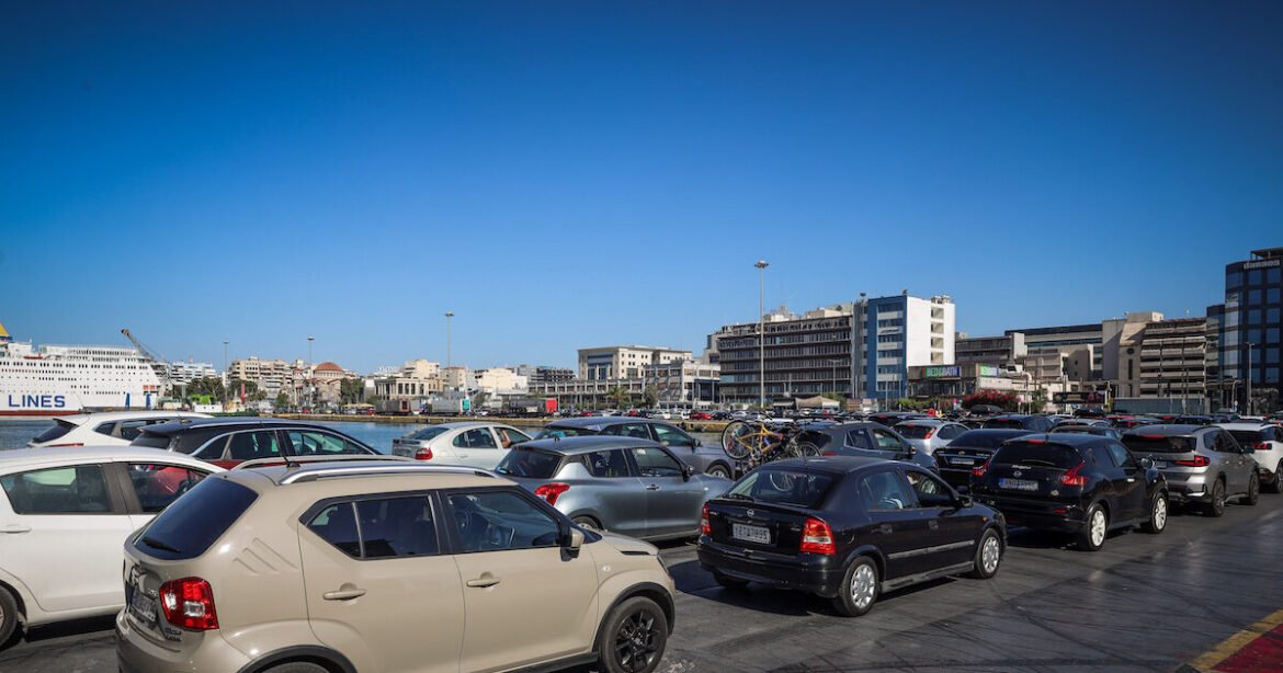 Έξοδος Πάσχα 2025: Ό,τι κερδίζουμε από τη βενζίνη το χάνουμε από το αρνί