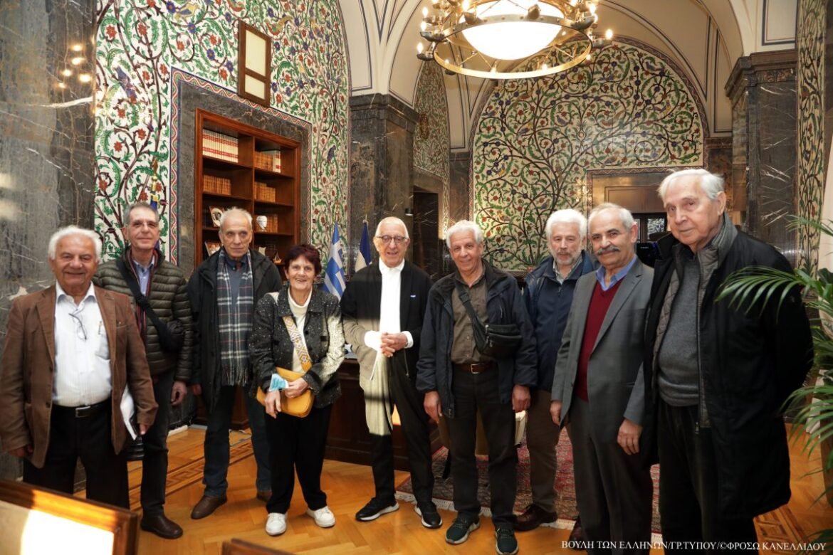 «Σημαντική Συνάντηση: Ο Νικήτας Κακλαμάνης με τους Αγωνιζόμενους Συνταξιούχους»