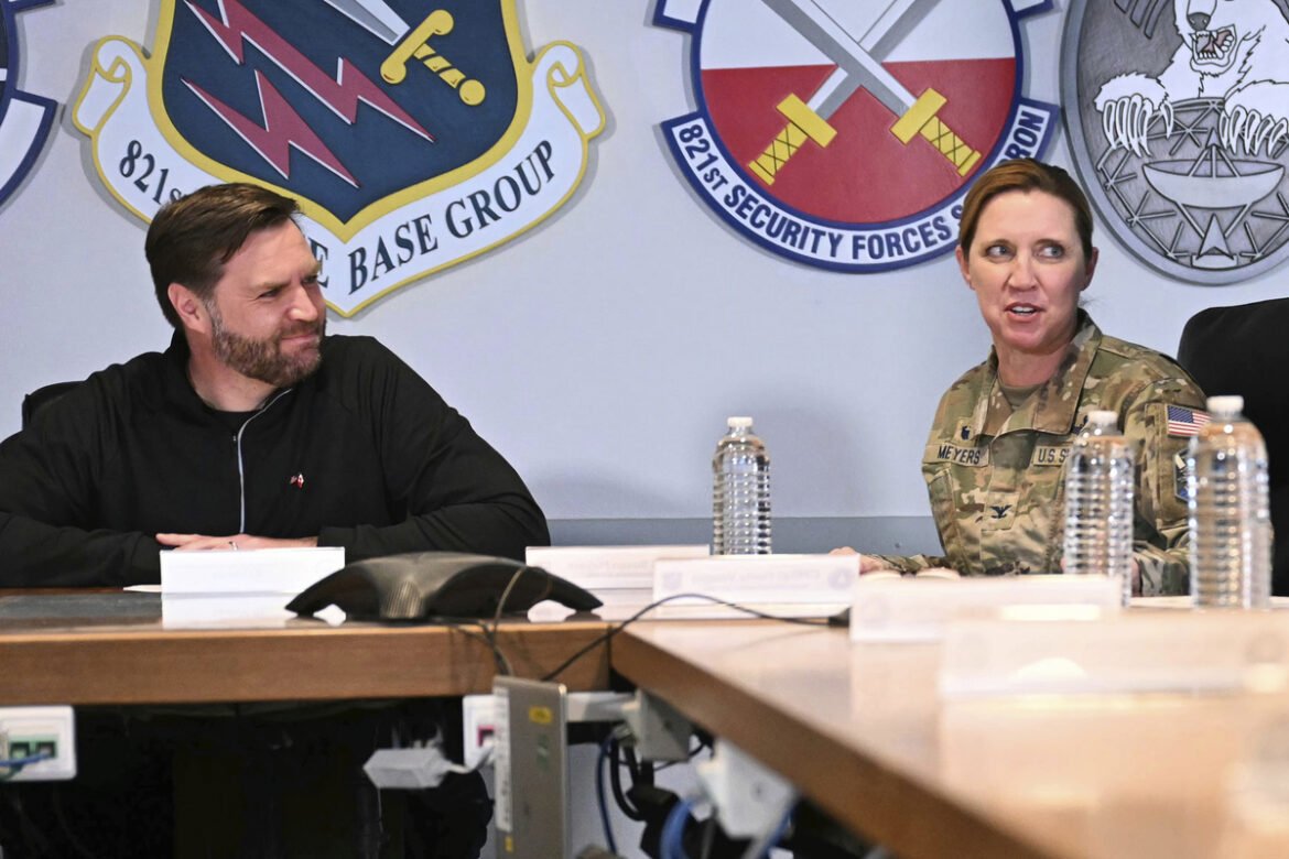 «Σκάνδαλο στη Γροιλανδία: Καρατόμηση της επικεφαλής στρατιωτικής βάσης μετά από δημόσια διαφωνία με τον Βανς»