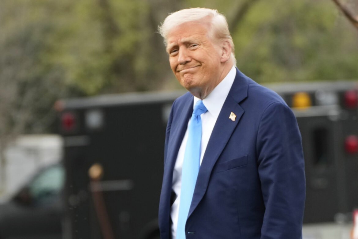 «Τραμπ κάνει στροφή: Εξαιρεί smartphones, υπολογιστές και μικροτσίπ από τους νέους δασμούς»