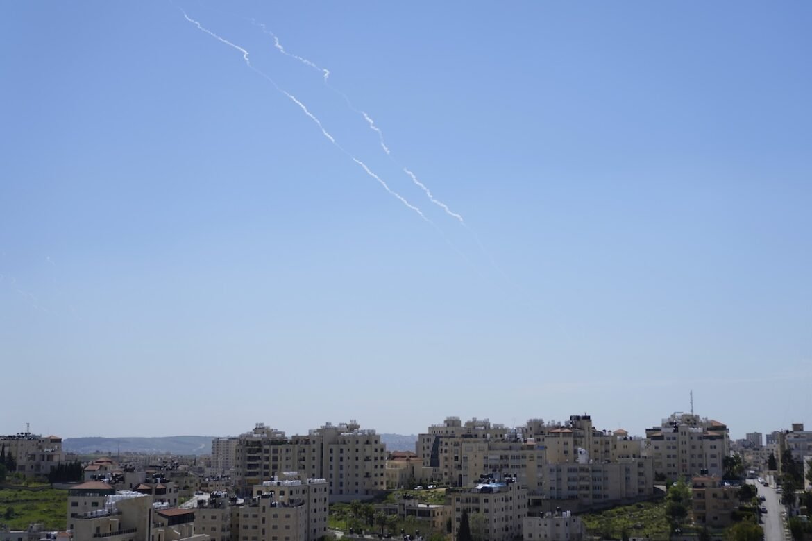 «Συναγερμός στο Ισραήλ: Βαλλιστικοί πύραυλοι από τους Χούθι αναστατώνουν την Υεμένη»