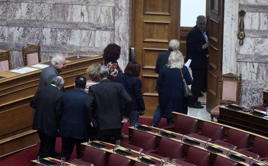 «Αναταραχή στη Βουλή: Αποχώρηση ΣΥΡΙΖΑ και ΚΚΕ, θετική ψήφος από ΠΑΣΟΚ»
